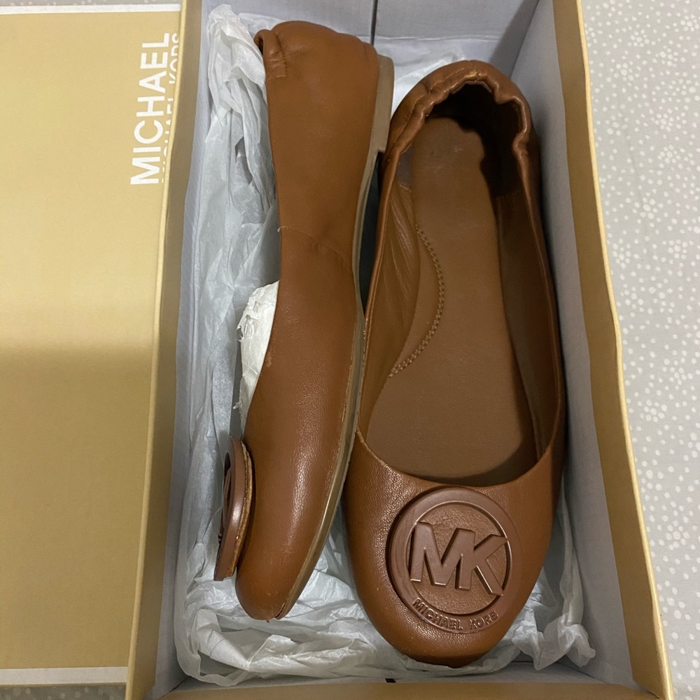 Michael Kors flats ✨